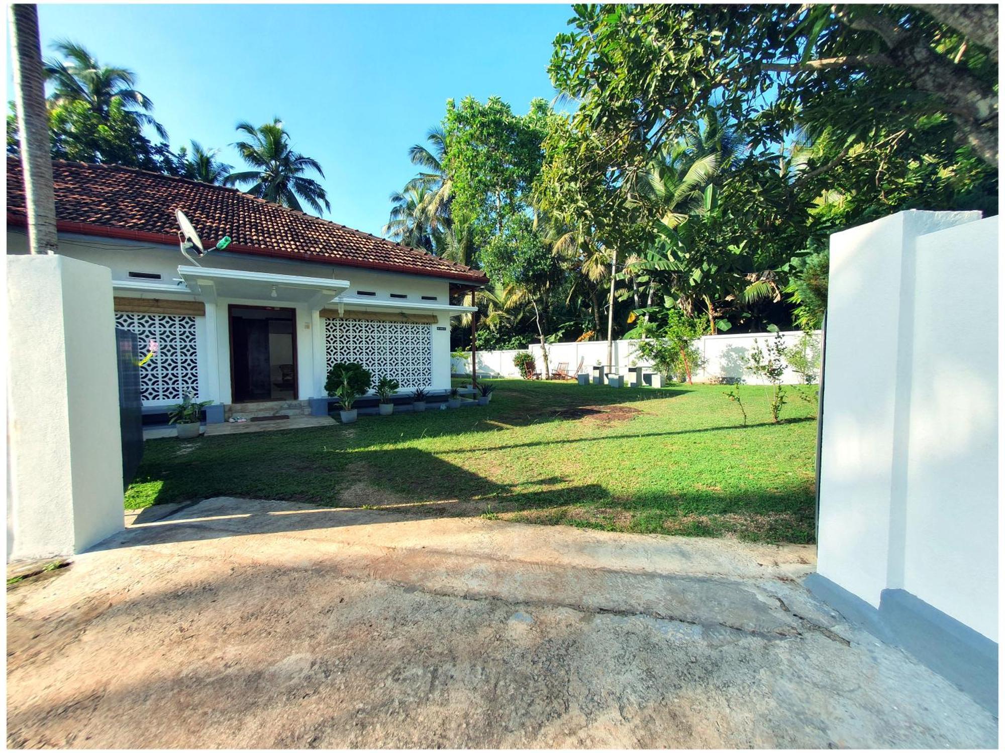 Sri Nimali Guesthouse Hikkaduwa Exteriör bild